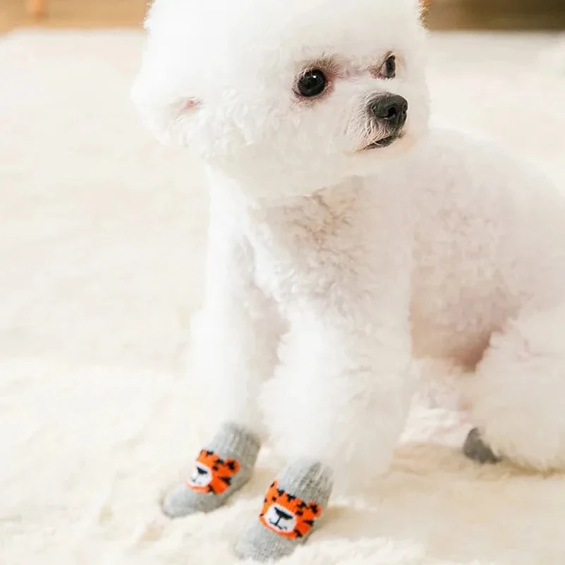 4個入り 冬用ペット犬用ソックス 滑り止め付き 暖かいニット - Dog Booties Paw Protector のレビューと価格